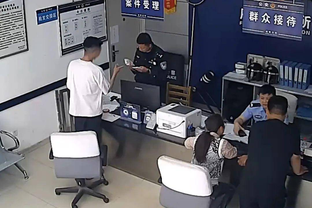 男子花4000元换十万“假美元”，到手却变游戏币：想去东南亚装大款，警方：要承担刑责