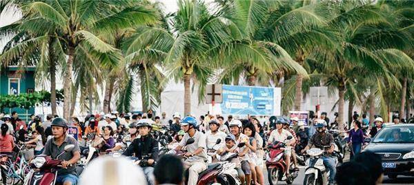 越南一怪异现象：大捆人民币当众摆放在街头，为何无人敢去抢？