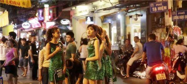 越南一怪异现象：大捆人民币当众摆放在街头，为何无人敢去抢？