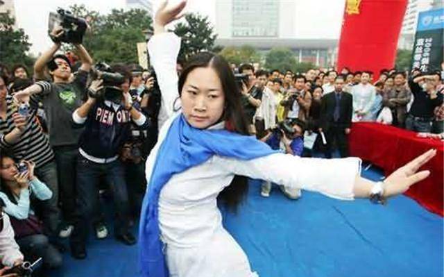 网红鼻祖“芙蓉姐姐”：曾被全网黑，交往小鲜肉生子后过得如何？